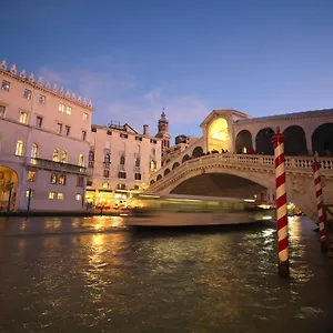 https://a-couple-of-steps-from-rialto.hotelslidodijesolo.com